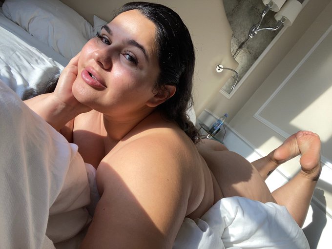 Chilling in bed https://t.co/GuQYz4DYe6<a href="/tag/mvsales"class="tags"><span>#mvsales</span></a>