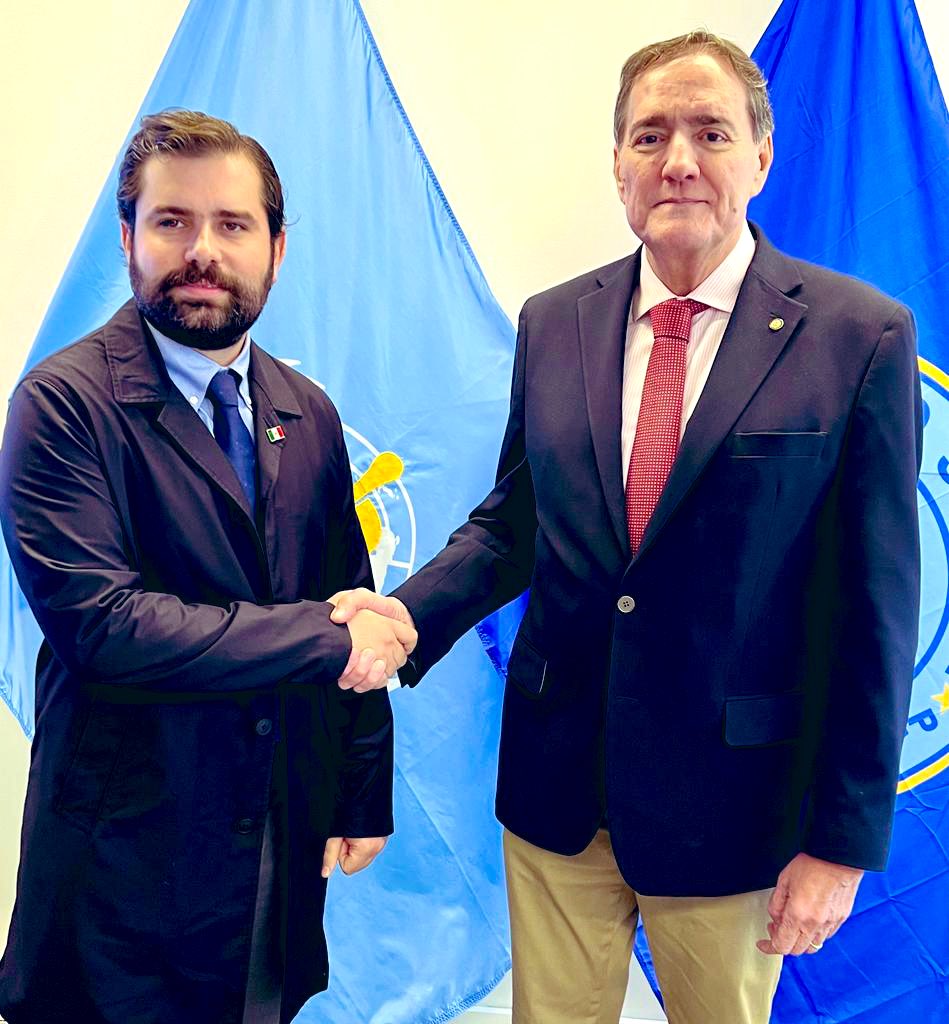 DirOPSPAHO's tweet photo. Complacido de reunirme con Alejandro Svarch @COFEPRIS @SSalud_mx. Agradezco el compromiso de 🇲🇽 con el fortalecimiento de la farmacovigilancia y la cooperación sur-sur, 👏🏼la iniciativa para establecer la Escuela Regional de Regulación Sanitaria, cuenta con nuestro respaldo #CD60 https://t.co/EvmfcQ2p2g