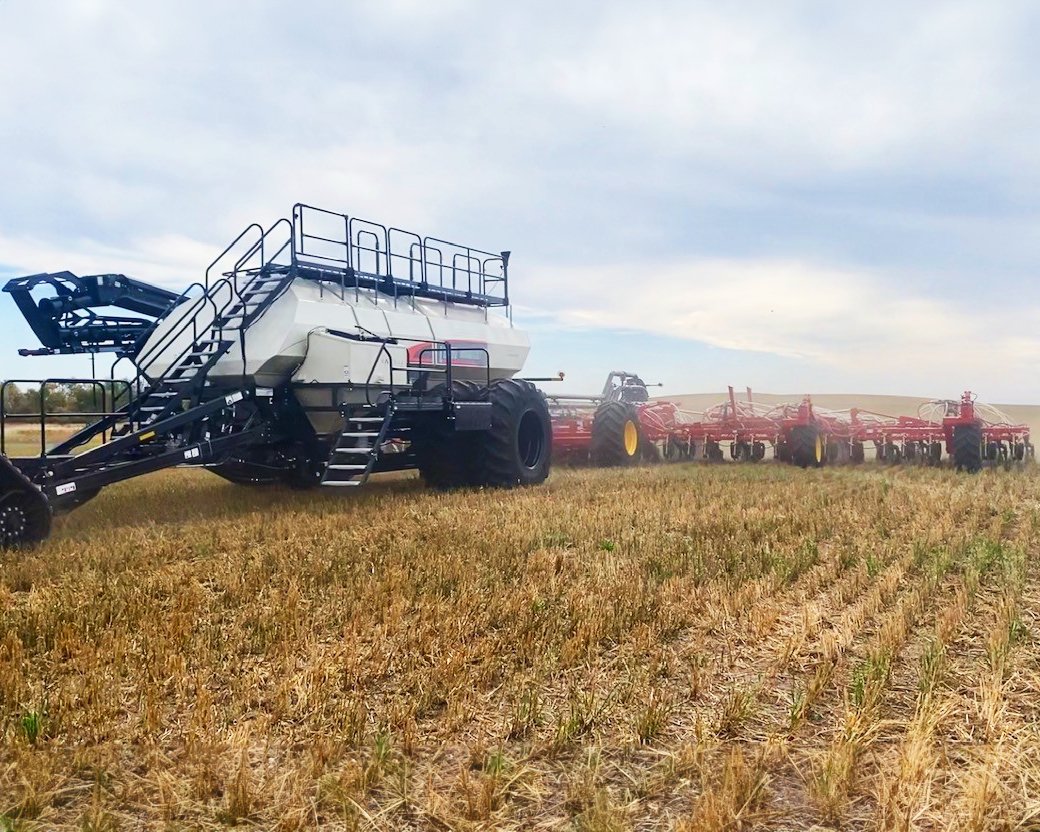 BourgaultAg's tweet photo. We value our dealer &amp; customer relationships. We work together to optimize the 3335QDA PHD™ TriMax™ System for seed placement. Our exclusive PLDS™ Opener can adjust seed &amp; fertilizer placement horizontally &amp; vertically for changing soil conditions.
Near Edam, SK w/ Novlan Bros https://t.co/Upf7rTwWxC