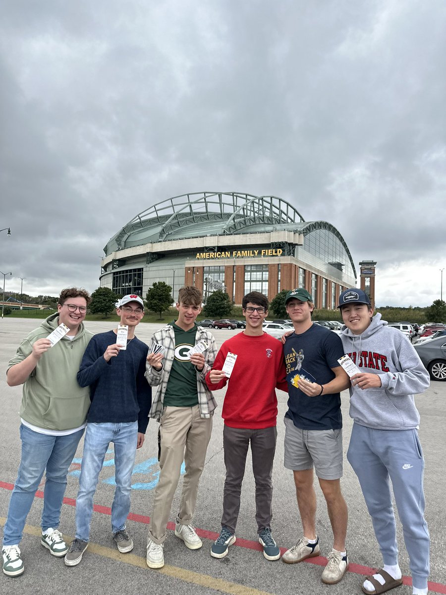 SophieShaps's tweet photo. UW Hillel @ the Brewers Game! #thisismycrew https://t.co/ikqSKWqZvq