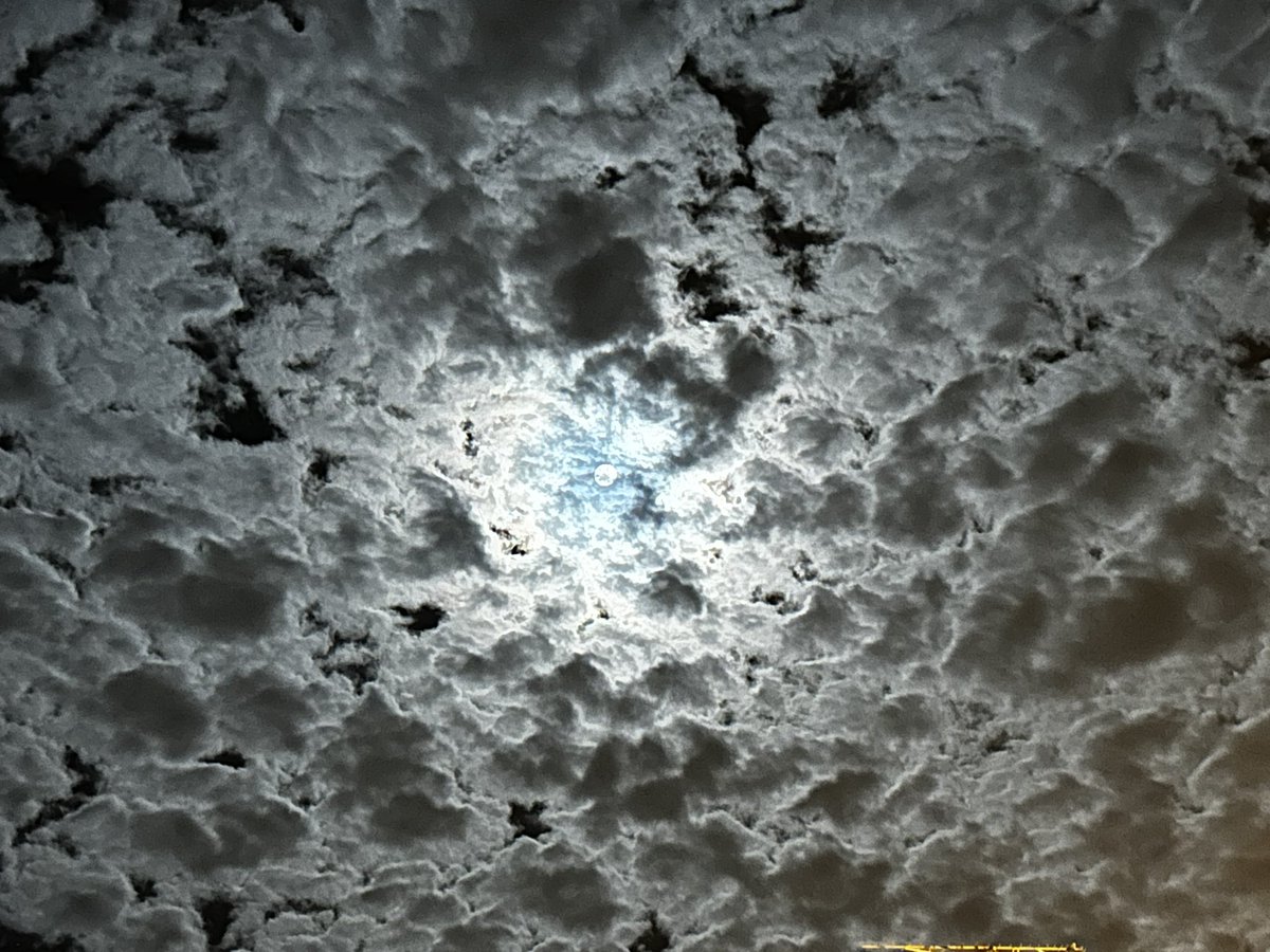 Lauxkeepclean's tweet photo. Tonight we had a magnificent moon with clouds @NASA @meteofrance @MoselleCD57 @NASAMoon @weathernetwork @VilleThionville @EvelyneDheliat @TF1Info https://t.co/tG9DJCEy9c