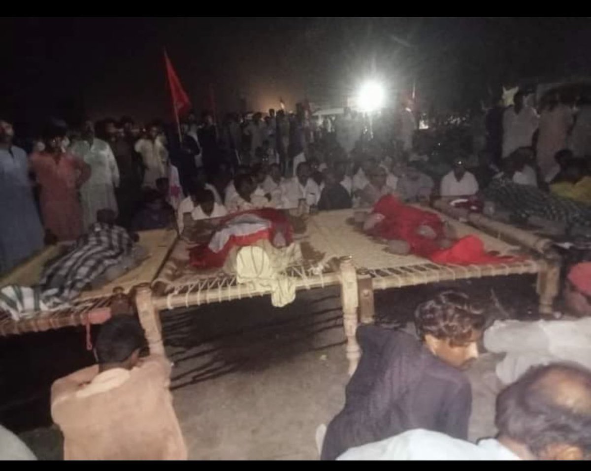 ظلم ہے کہ تھمنے کا نام ہی نہیں لے رہا 
نواب شاہ کے ایک گاؤں میں پولیس نے شک کی بنیاد پر فائرنگ کر کے دس افراد کو قتل کر دیا
ایک بوڑھی ماں کے تینوں بیٹے بھی مار دیے گئے