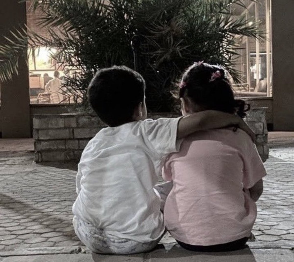 "أنتَ الصديق المُختلف
الناس ناس.. إنّما أنتَ الكتف" 🤍