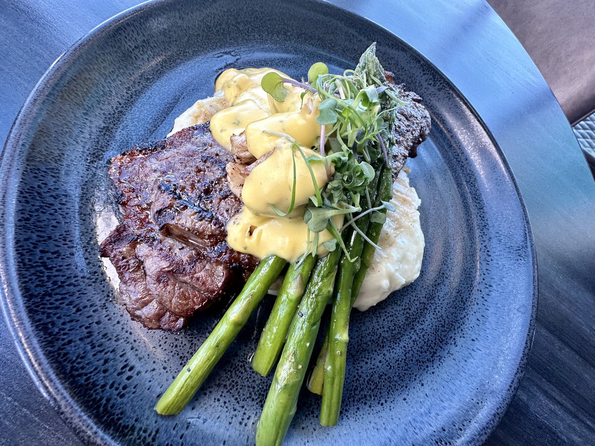 TheRidgeLV's tweet photo. π½οΈπ₯©πΊπ·#SteakNight π·πΊπ₯© π½οΈ
12oz NY Strip - $26
14oz Porterhouse - $27
Miso Teriyaki Salmon - $25
*Free glass of house wine or draft beer with the purchase of a featured dishβΌοΈ π
#steaknight #featureddish #weekdaydeals #thursday #wine #draft #cocktailsandconversations π» https://t.co/uRQHuDArYK