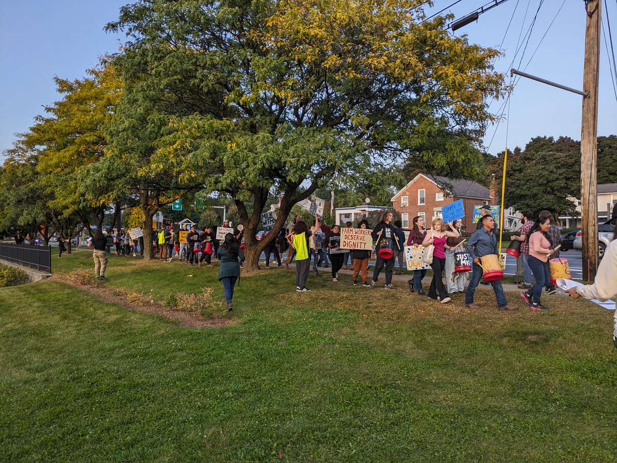 Milk with Dignity @MigrantJustice picket at South Burlington Hannaford right now: