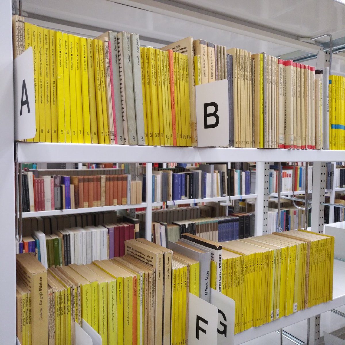 v_i_o_l_a's tweet image. ... interessanterweise ohne signaturenschildchen -- und einer einfachen, aber wohl sehr effektiven methode, die nutzung eines der flügel der eingangstür zu unterbinden. 😄
#oat23 #librarytourism