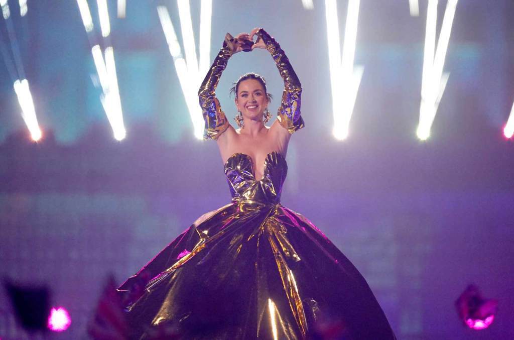 domacjon's tweet image. "⚓️ Katy Perry anchors the seas with her irresistible fragrance and Dolce &amp;amp; Gabbana's enchanting commercial! Get ready to set sail on a scent-sational adventure 🌊 #PerfumePower #KatyInDolceGabbana #SailAwayWithKaty" @tipcoineth