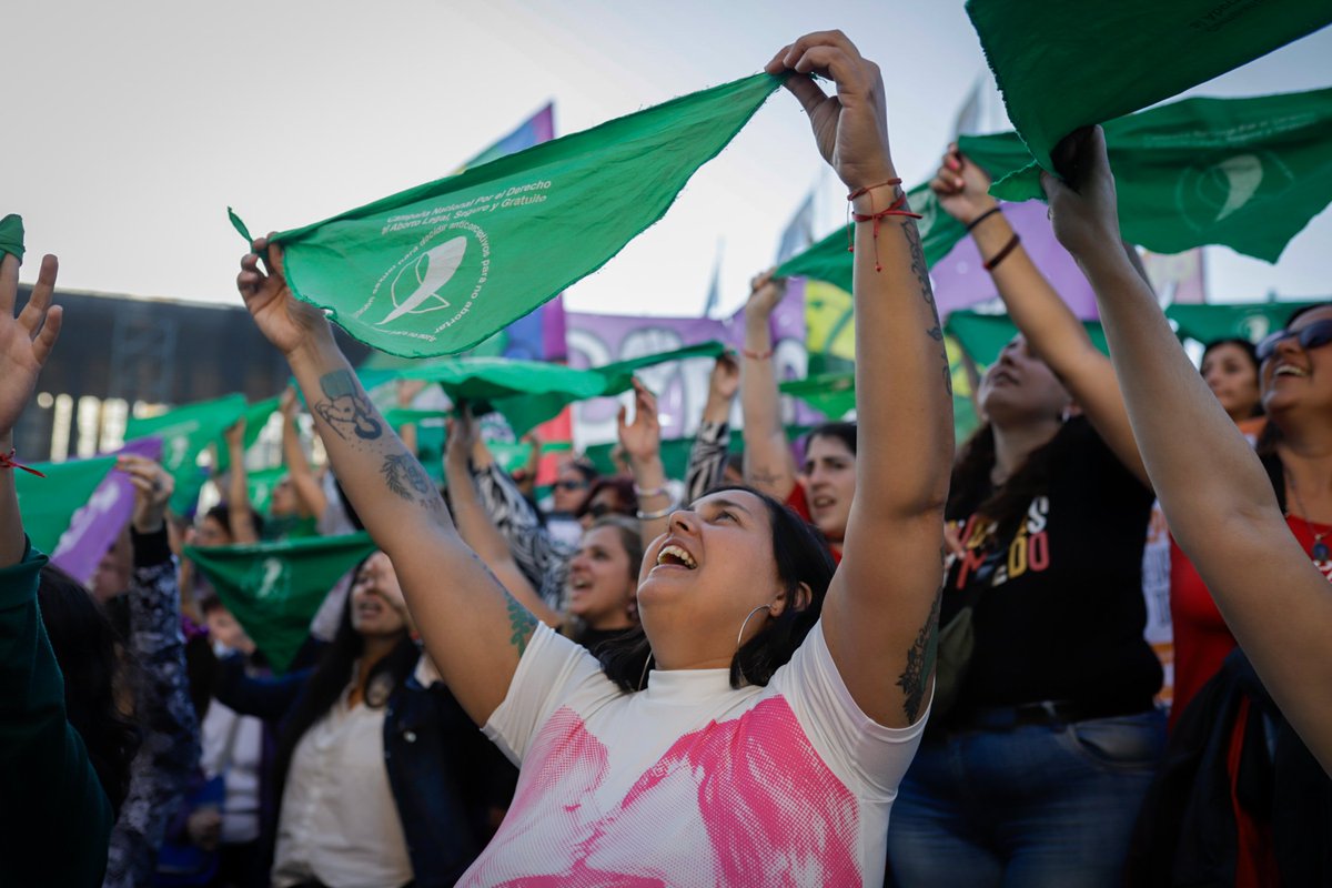luzferradas's tweet photo. El pañuelo y nuestras luchas por los derechos bien en alto! Retroceder jamás 💚✊️ https://t.co/yTfVwjQOZ5