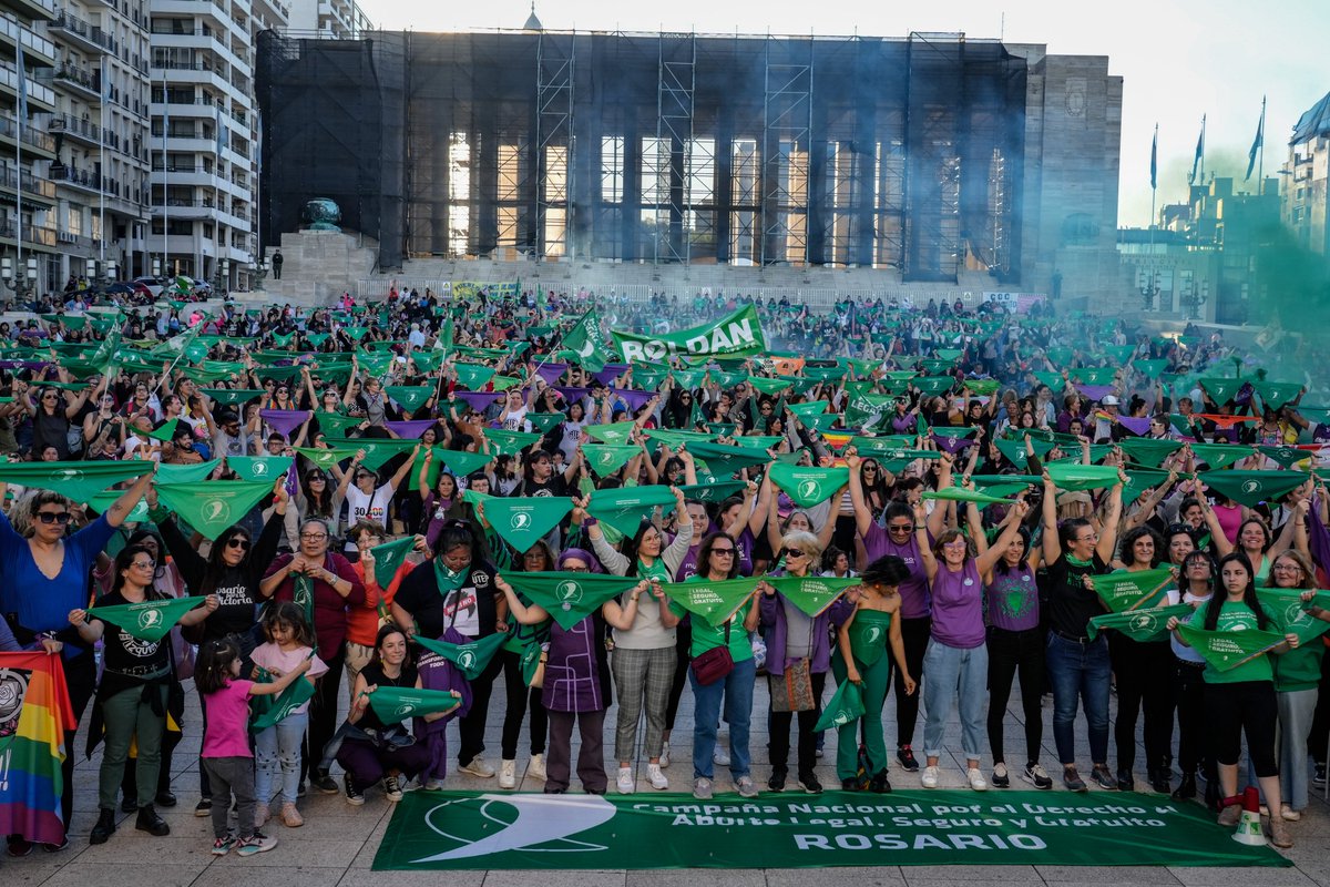 luzferradas's tweet photo. El pañuelo y nuestras luchas por los derechos bien en alto! Retroceder jamás 💚✊️ https://t.co/yTfVwjQOZ5