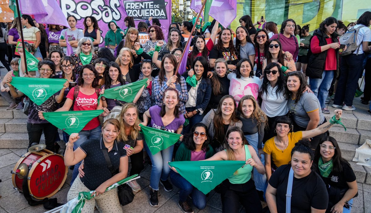 luzferradas's tweet photo. El pañuelo y nuestras luchas por los derechos bien en alto! Retroceder jamás 💚✊️ https://t.co/yTfVwjQOZ5