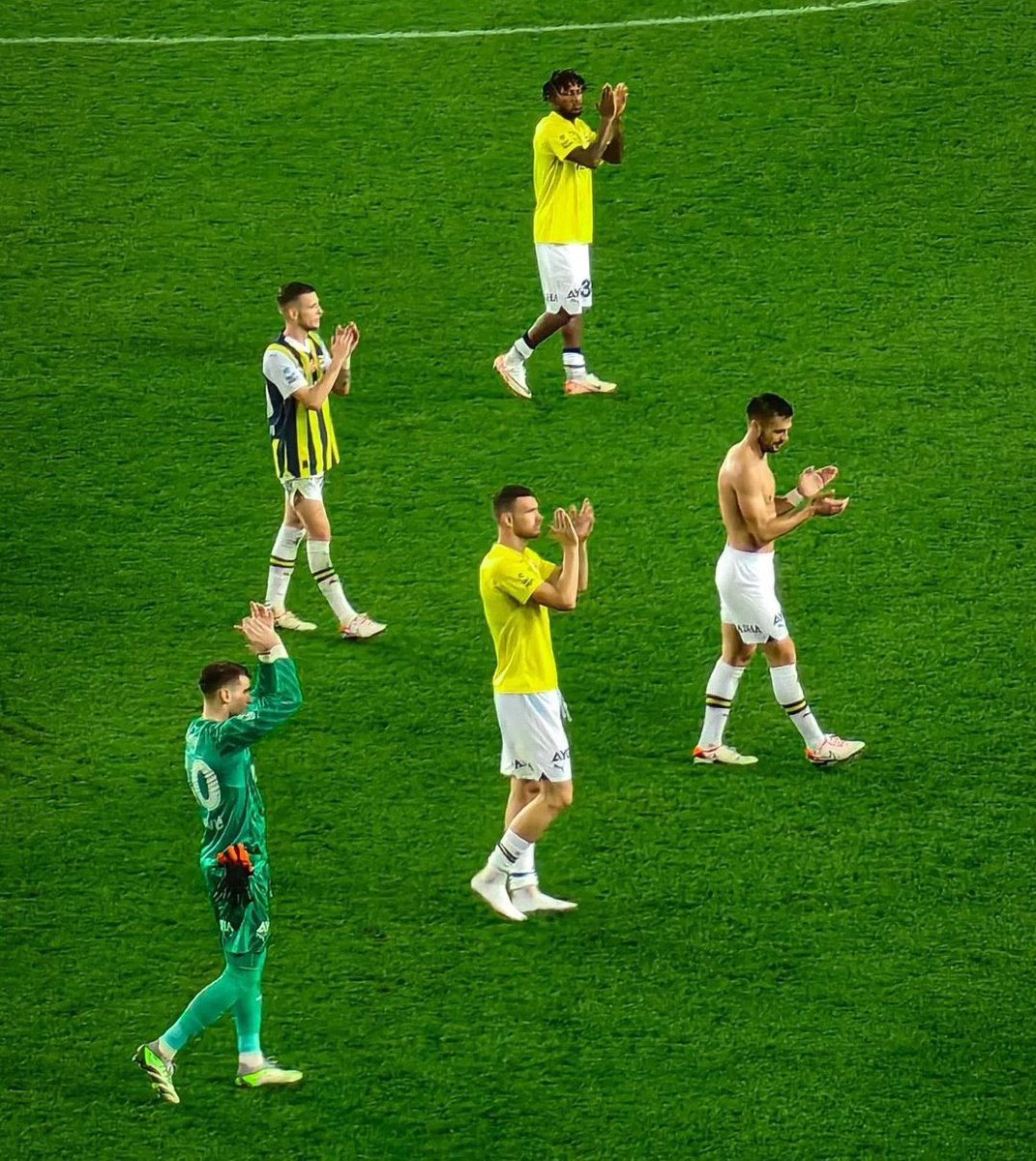 fotoya bak en üstte manudan aldığımız yıldız orta saha fred, önde takımın liderleri dünya yıldızı dzeko, tadic, arkada ligin hilesi çıtır szymanski, en altta ballon d’or kaleci adayı livakovic…nereye geldik nasıl oldu tüm bunlar