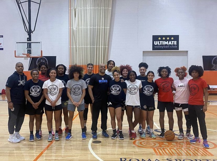 chazmfranklin's tweet photo. Some of the most talented, committed & classiest kids I’ve ever seen
@barrybradford3 ❌ Example Academy are the gold standard 🏆 for Girls basketball in the State of Illinois.
Ladies fulfill ALLL that potential AND run it all the way up 💯
#Bepic #ExampleAcademy #ChicagoHoop https://t.co/tvp6pQnT0r