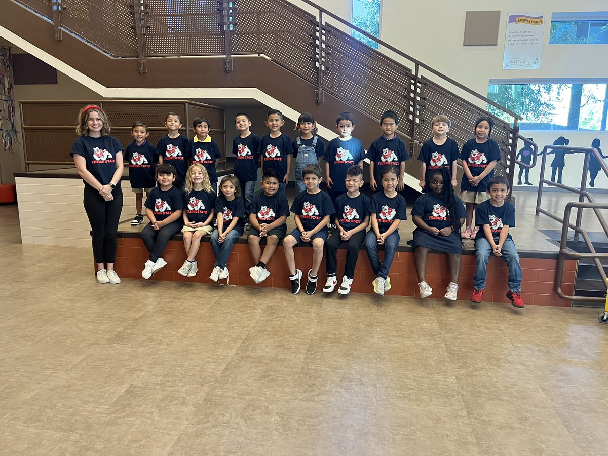 McCandless_PHES's tweet photo. College Thursdays at PHE are sweeter with these Heroes representing my @Fresno_State We’ve got some Bulldog spirit 💙❤️🐾 #FresnoState #BulldogForLife @PurpleHeart_ES https://t.co/QF1wNcWTVz