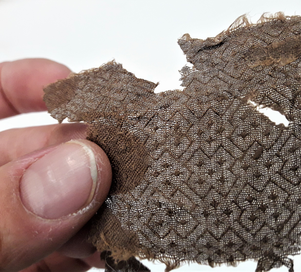 DeArcheoloog's tweet photo. Archeoloog Marijn Stolk en #kostuumhistorica Martine Teunissen onderzoeken de #kledingresten en #textielfragmenten die #archeologen de afgelopen decennia vonden bij #opgravingen in #Amsterdam. De stad had in de 17e eeuw o.a. een eigen #zijde-industrie. 
https://t.co/fXOkRR32ZO https://t.co/RgTxzHy4Zw
