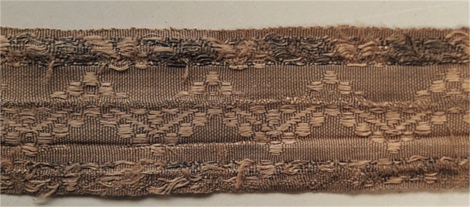 DeArcheoloog's tweet photo. Archeoloog Marijn Stolk en #kostuumhistorica Martine Teunissen onderzoeken de #kledingresten en #textielfragmenten die #archeologen de afgelopen decennia vonden bij #opgravingen in #Amsterdam. De stad had in de 17e eeuw o.a. een eigen #zijde-industrie. 
https://t.co/fXOkRR32ZO https://t.co/RgTxzHy4Zw