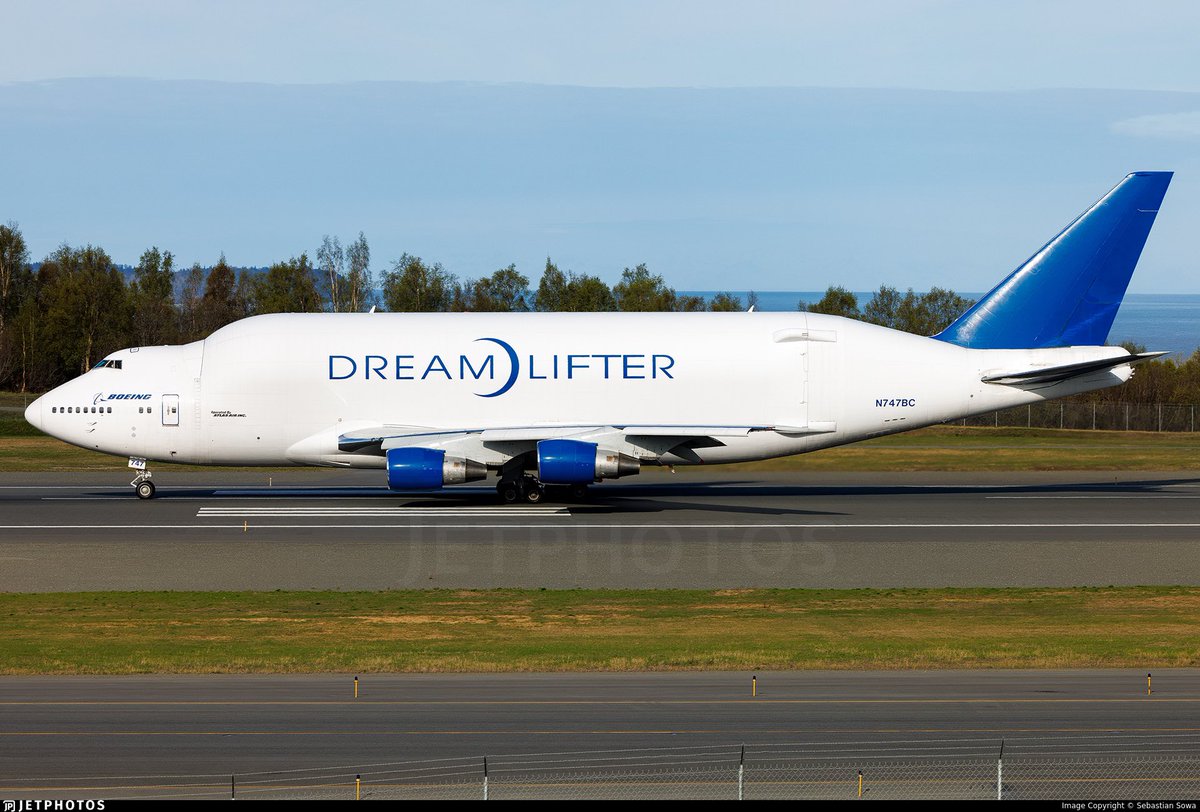 Спонтанный тред вне очереди. Просто что-то захотелось написать про Boeing 747 Dreamlifter или Large Cargo Freaighter (LCF). Самолет по сути глубоко модифицированный Джамбо 747, созданный для одной единственной цели - доставка частей Boeing 787 на окончательную сборку.
