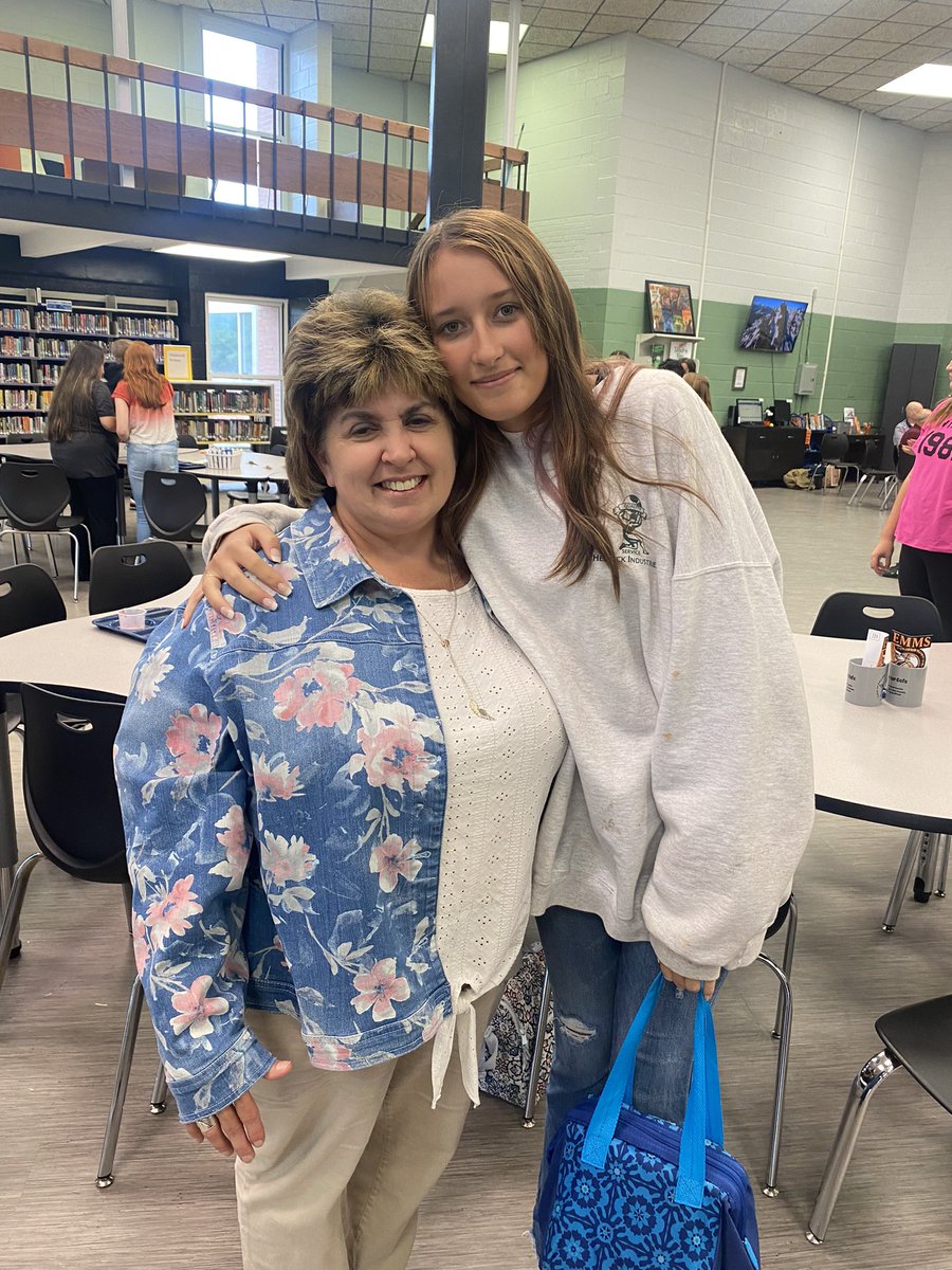 @MBaker_RunSun @shannonchaffin3 
#CareerCafe @EMMS_McDowell 
Lots of hugs, smiles, and catching up with former Ss now 8th graders 
Thank you @MindyHutchins1 for inviting our staff to be hosts for the Education Career 
#rootsanswings