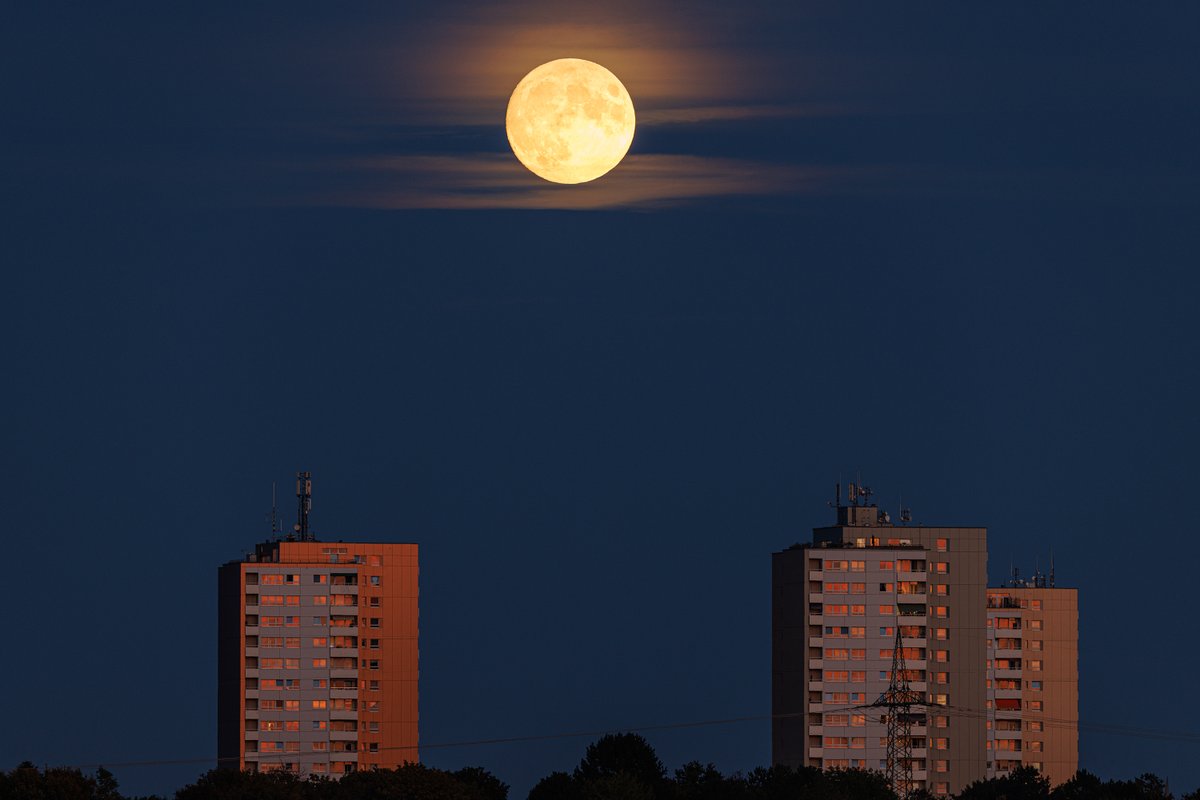 der_magges's tweet photo. #Vollmond über #Ulm #Böfingen
#fullmoon #moon #mond #schwaebischealb #schwaben #swabia #zweilandstadt #sowasvonulm #ulmgermany #typischulm #unserulm #stadtulm #badenwürttemberg #badenwuerttemberg #bawü #theländ https://t.co/JkxA6A0CWS