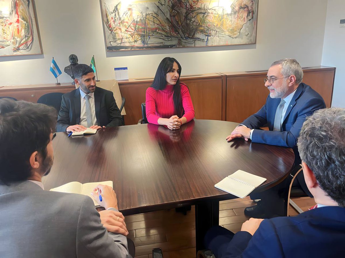 Mantuvimos una reunión de trabajo  con el Embajador de Brasil en Argentina, Julio Bitelli y <a href="/ArielNSotelo/">Ariel N Sotelo</a>. Conversamos sobre la importancia de que ambos congresos trabajen en conjunto intercambiando experiencias y acciones que brinden intregracion y desarrollo para ambos paises
