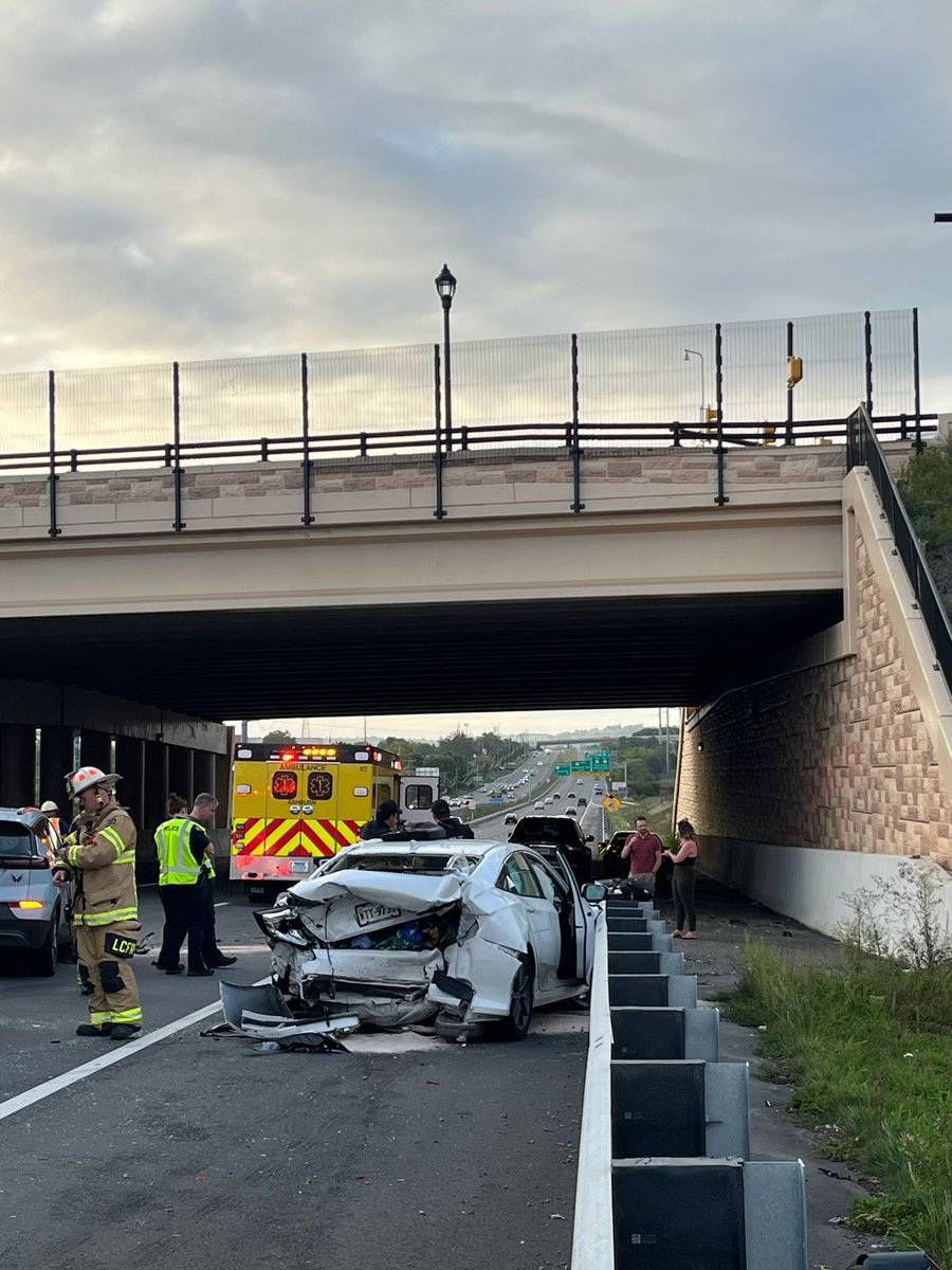 LeesburgPolice's tweet photo. #LPDtraffic: 3 lanes of westbound East Market Street are shut down at the Battlefield Parkway overpass for a 3 vehicle crash. Please avoid the area and follow police direction. https://t.co/3vH3ok5GXJ