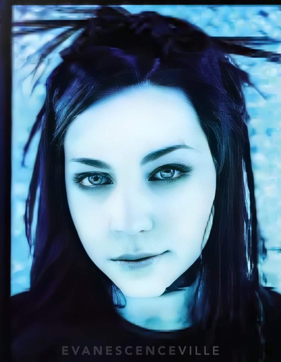 EvaWebsite's tweet photo. Previously unseen photo of @amyleeev present in the “20th anniversary of Fallen” Super Deluxe Edition box set!
🦋👀💙
#evanescence #fallen #fallen20th #20thanniversaryoffallen #fallen20thanniversary https://t.co/vbcaZfp1rP