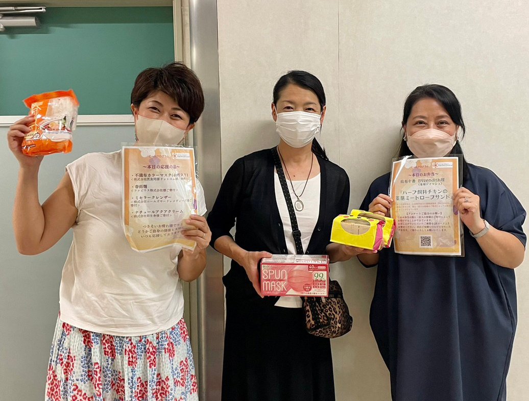 momsmilejp's tweet photo. 【9/28お弁当deスマイリング】
聖路加国際病院/東京医科歯科大学病院/ドナルドマクドナル��ハウス東大/ドナルドマクドナルドハウスふちゅうにお弁当をお届けしました😊今月は麻布十番89zendish様「ハーブ飼料チキンの薬膳ミートローフサンド」です
#付き添い入院
#89zendish 
https://t.co/U7KgioGTyj https://t.co/tYyjPF3mFE
