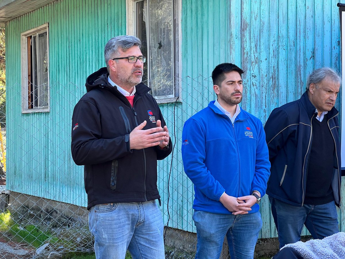 CdnLinares's tweet photo. Nuestro Coordinador, Patricio Briones y el asesor, Ariel Domínguez estuvieron hoy en Gobierno en Terreno asesorando emprendedores de Chupallar junto a @EconomiaMaule @SernaturMaule @MauleBBNN https://t.co/n1zaha95BY