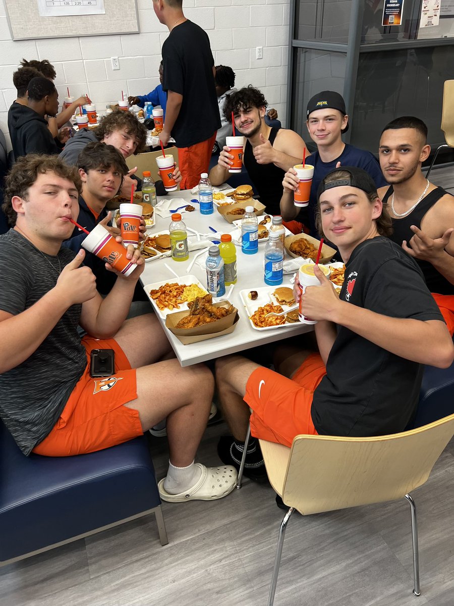HeightsPulp's tweet photo. We were honored to supply smoothies for feed the football team!!  Good luck the rest of your season and Go Titans!!
🥤🥤🥤🥤🍑🍑🍌🍌🍌🏈🏈🏈🏈🥤🥤🥤🥤 https://t.co/9qIyR97o2U