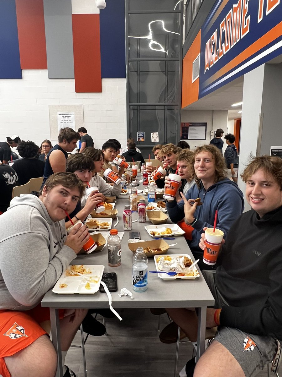 HeightsPulp's tweet photo. We were honored to supply smoothies for feed the football team!!  Good luck the rest of your season and Go Titans!!
🥤🥤🥤🥤🍑🍑🍌🍌🍌🏈🏈🏈🏈🥤🥤🥤🥤 https://t.co/9qIyR97o2U