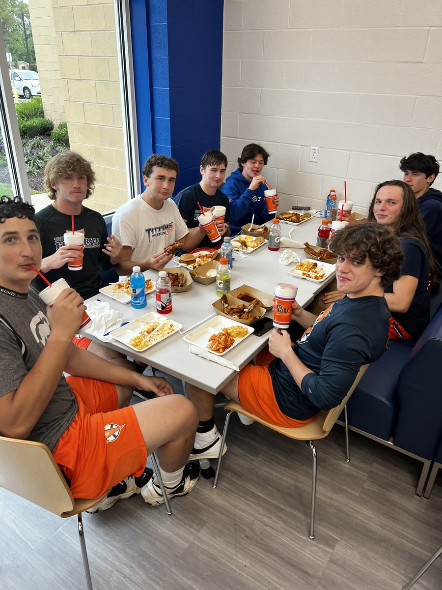 HeightsPulp's tweet photo. We were honored to supply smoothies for feed the football team!!  Good luck the rest of your season and Go Titans!!
🥤🥤🥤🥤🍑🍑🍌🍌🍌🏈🏈🏈🏈🥤🥤🥤🥤 https://t.co/9qIyR97o2U