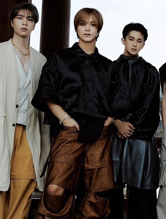 El maquillaje qué hicieron a hyuck, su pelo castaño y el traje qué lo hace ver tan mamado pecho alfa... hijoueputa necesito ver más de este hyuck(se ve incluso más alfa qué los mismísimos alfas de su lado😭)