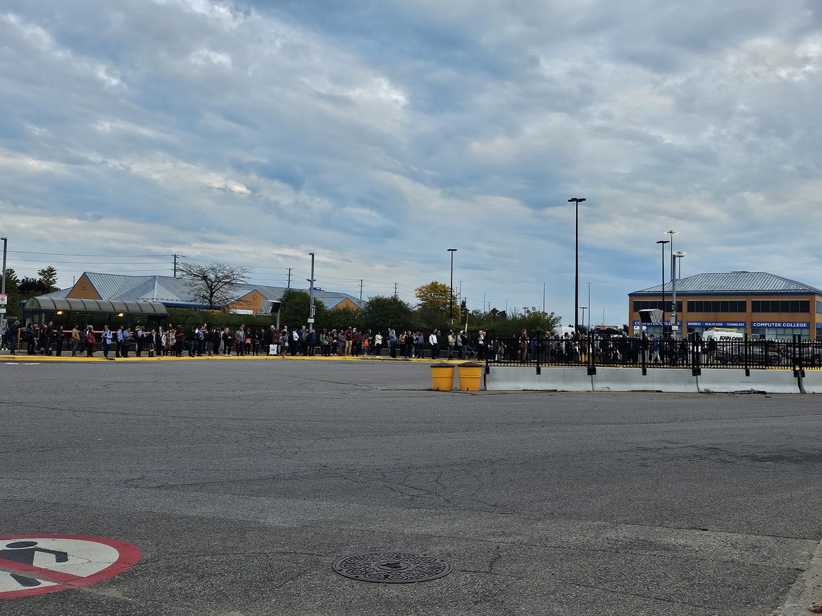 CarolTidd's tweet photo. @GOtransitLE No shuttle buses https://t.co/ThjuMkZ5H3