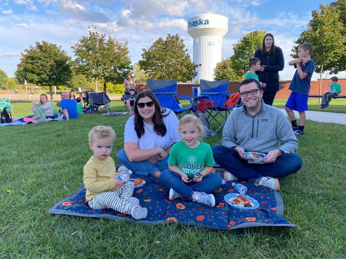 CloverRidgeElem's tweet image. Who is ready for Pizza and Bingo Friday Night!  #5-7 #@15PizzasOrdered #Fun4All #CloverPRIDEshirts