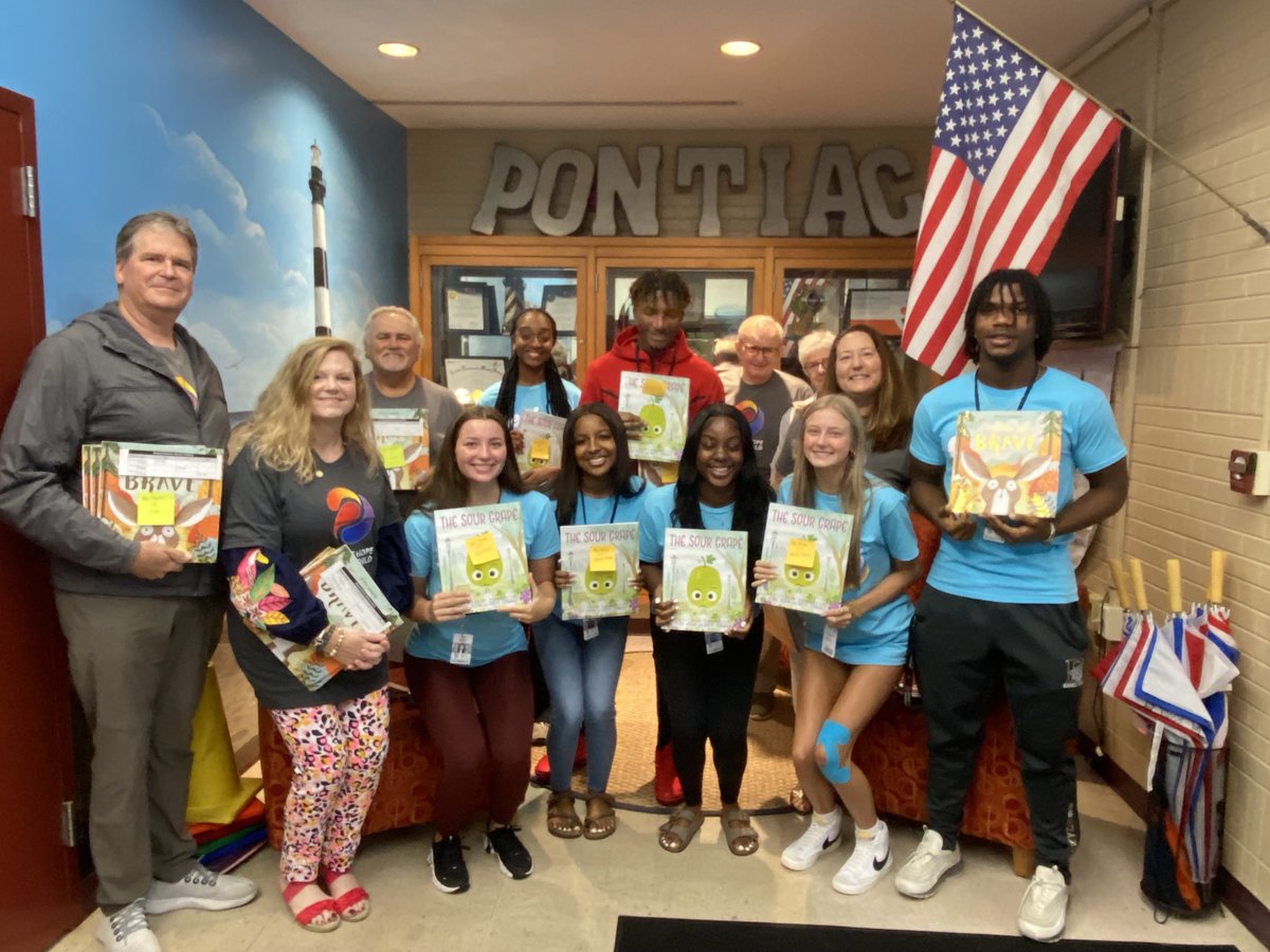 Thank you ⁦<a href="/BwoodRotary/">Blythewood Rotary</a>⁩ and ⁦<a href="/BlythewoodHigh/">Blythewood High</a>⁩ for coming out to Pontiac to read and donate books to our classroom libraries!!! #purposedrivenfutureready