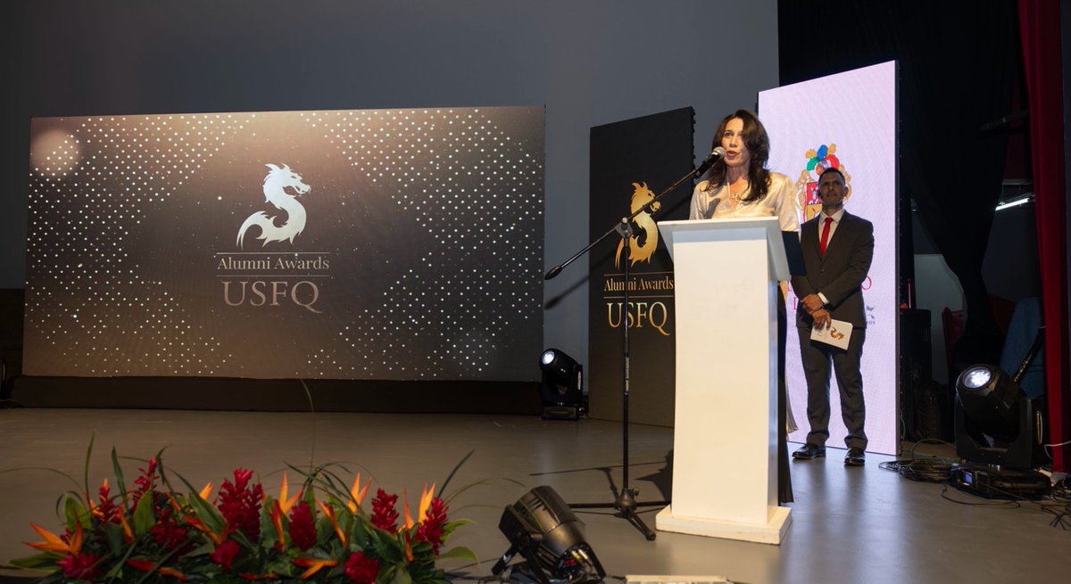 El 21 de septiembre, en los USFQ Alumni Awards 2023, graduados fueron premiados en nueve categorías. Gloria Gangotena, ex directora de la Oficina de Alumni, PASEM y Contacto Empresarial, recibió un emotivo reconocimiento por su destacada trayectoria en la comunidad universitaria.