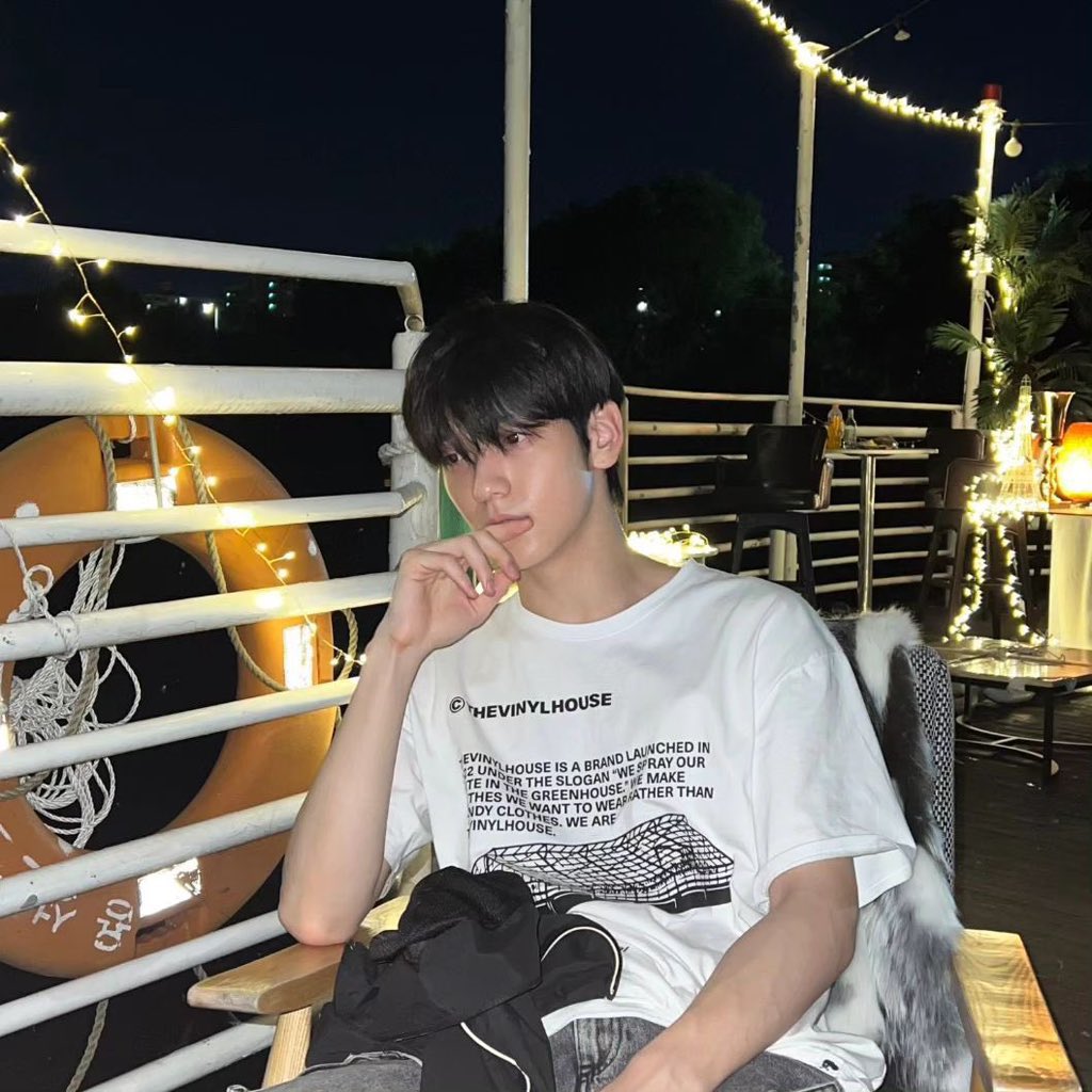 soobinparaguay's tweet photo. 📸 | IMÁGENES
Actualización de #SOOBIN en su cuenta de Instagram (@/page.soobin) (1/2)
“(fotos tomadas durante) la noche en mi día de descanso”
©️translatingTXT
#SOOBIN #수빈 #4thGenLeader #TOMORROW_X_TOGETHER
@TXT_bighit @TXT_members
🫧 https://t.co/grloYzhM2W