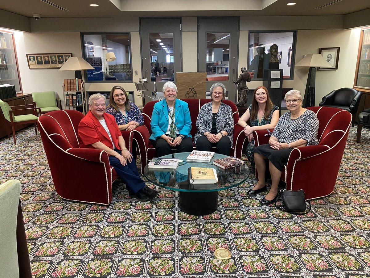 MaggieFlanagan's tweet photo. Had an amazing week showing the @School_Sisters around @UTHealthSA and updating them on our exciting #NunStudy progress! 🤠🧠🔬✝️❤️
#pathology #PathTwitter #nunstudy #ssnd #CatholicTwitter #Catholic #brainhealth #womeninSTEM #WomenInMedicine
@UTHSAResearch @SSND_Global https://t.co/f9M8hTV3X7