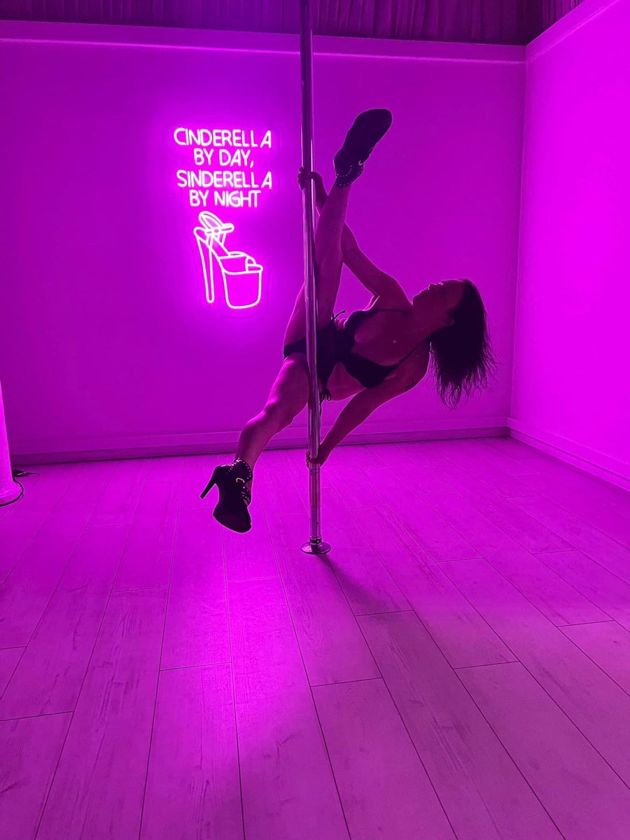 Psychologistfo2's tweet photo. Simply sexy ❤️❤️ #pole # pole dancing https://t.co/BdSEP2kvvt