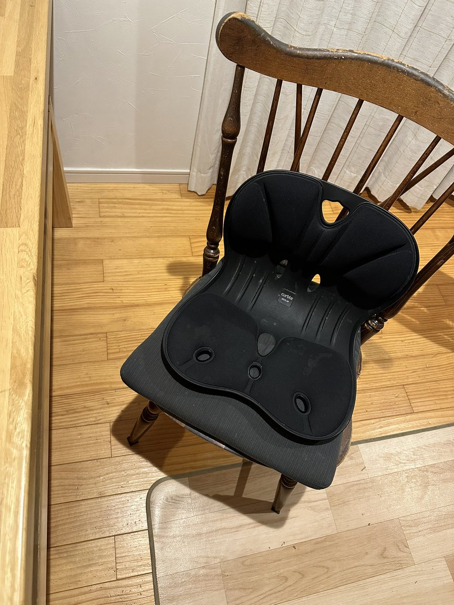 morishi_money's tweet image. 腰が痛い、、
これまで長時間座って作業することがなかったけど、メタバース空間作り始めて腰へのダメージがかなり蓄積してきました💣

今日からムダに腰の状況ポストします
同じように苦しんでる人、腰に詳しい人に届いたら嬉しいです🫠

画像は今のイス
#腰が痛い　#なんか良いハッシュタグないかな