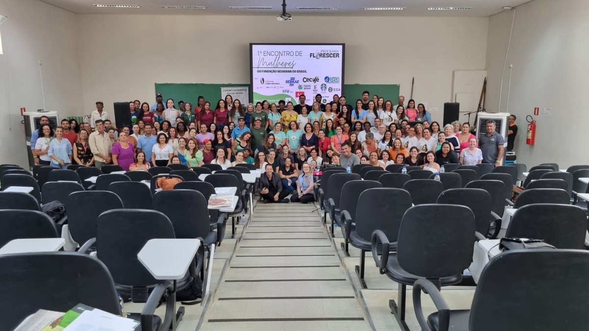 HRNStiftung's tweet photo. 𝐂𝐞𝐥𝐞𝐛𝐫𝐚𝐭𝐢𝐧𝐠 𝐞𝐦𝐩𝐨𝐰𝐞𝐫𝐦𝐞𝐧𝐭 𝐚𝐧𝐝 𝐢𝐧𝐬𝐩𝐢𝐫𝐚𝐭𝐢𝐨𝐧 𝐚𝐭 𝐭𝐡𝐞 𝟏𝐬𝐭 𝐖𝐨𝐦𝐞𝐧’𝐬 𝐄𝐧𝐜𝐨𝐮𝐧𝐭𝐞𝐫 𝐢𝐧 #𝐁𝐫𝐚𝐳𝐢𝐥! 🇧🇷🌸 The event gathered 156 #female #farmers, fostering #leadership, #entrepreneurship, income diversification and gender equality! https://t.co/2APURv0pMP