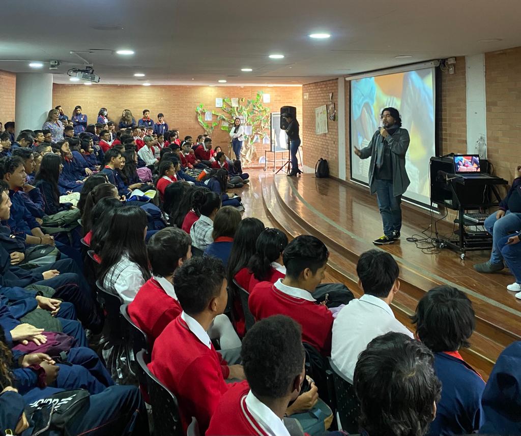 AcnurColombia's tweet photo. Mi Patria el Mundo Entero 🌎

Es la exposición de historias de refugiados y migrantes en plastilina, creada por estudiantes de 9 grado del colegio Alfonso López Michelsen en  Bosa - Bogotá, quienes inspirados en el trabajo de @altereddie,  compartieron una jornada mágica. https://t.co/8Hxc3fGZKh