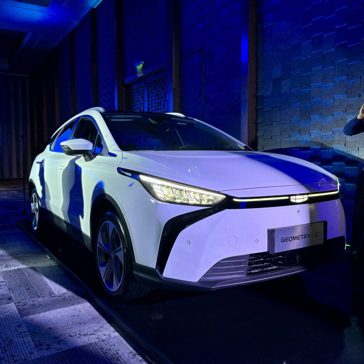 autodinamicomx's tweet photo. Posteriormente presentarán al #GeometryC , un SUV 100% eléctrico con 485 kms de autonomía, batería de 70 kWh, ADAS nivel dos y una aceleración de 0-100 km/h en 7 segundos. 🔋
¿Qué les parece la estrategia? https://t.co/2AYrOqv9UI