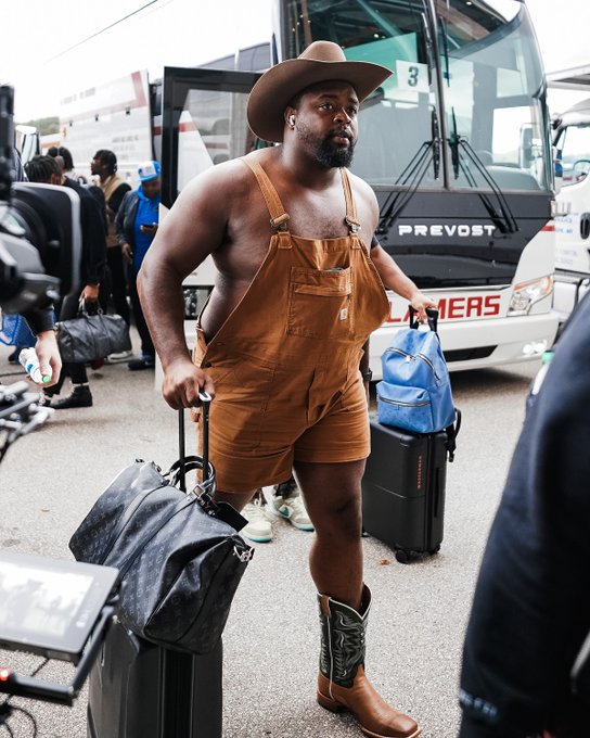 NFL_DovKleiman's tweet photo. This is how you show up to an NFL game - #Lions Benito Jones 👀 https://t.co/jKtA3NDdZN