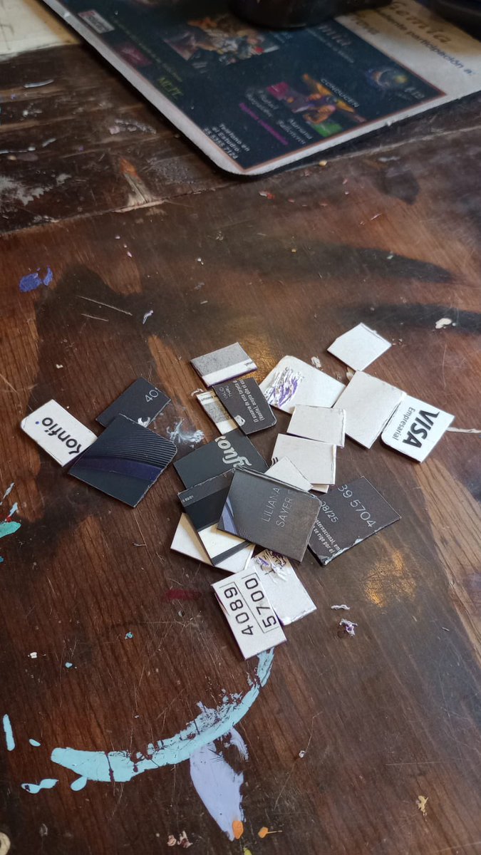 SayerSelect's tweet photo. Ya pagamos nuestra deuda (que estaba al corriente y aceleraron el saldo) … y aqui están sus porquerías de tarjetas. #YoNoConfioEnKonfio Nos llamó una tipa tan grosera… @konfiomx jamás haremos negocio con ustedes! Asi no se tratan a los clientes… Qué opinan? @SergioyLupita https://t.co/mW9t69Imrt