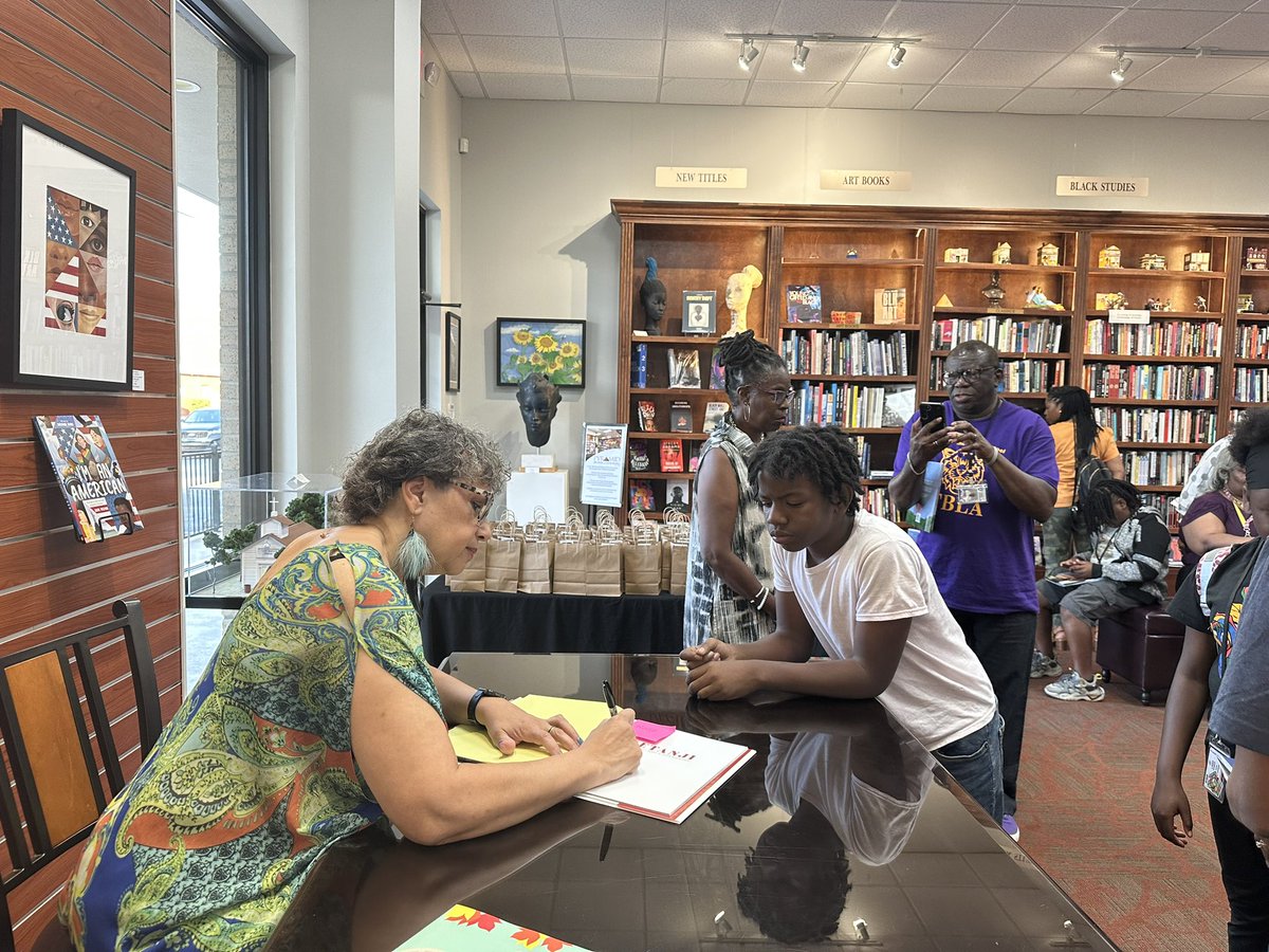 MrsAmyAmy's tweet photo. @HearneFineArt88 @DunbarMMS students are black history! Laura Freeman illustrator, Perrin Hurd artist https://t.co/VawVlAjqRE
