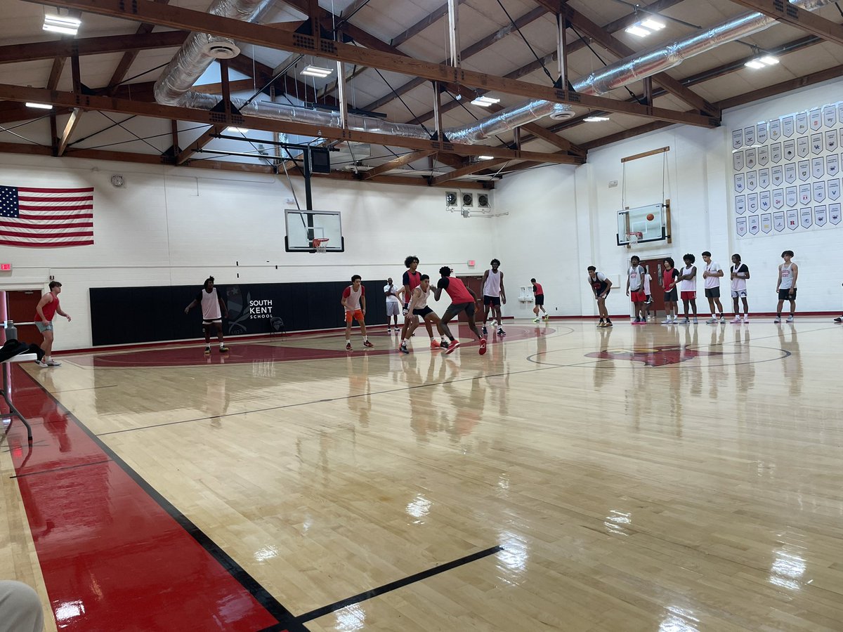 EliteHSscouting's tweet photo. Loads of talent at @SouthKentHoops. Improved Nate Guerengomba (UMass), Jacob Hogarth (Iona) lead a deep ‘24 class with MM forward targets Isaiah Chappell, Clemson Edomwonyin + wild-card Parby Musongela. ‘24s JoJo Wallace, Xander Booker, Ollie Jones, JJ Williams shine in roles https://t.co/EcoSFhUpju
