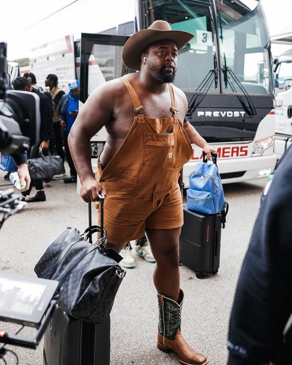 Yahoo Sports (@yahoosports) on Twitter photo There’s a new sheriff in town 🤠
Benito Jones is ready for TNF vs. the Packers.
(via <a href="/Lions/">Detroit Lions</a>) There’s a new sheriff in town 🤠
Benito Jones is ready for TNF vs. the Packers.
(via <a href="/Lions/">Detroit Lions</a>)