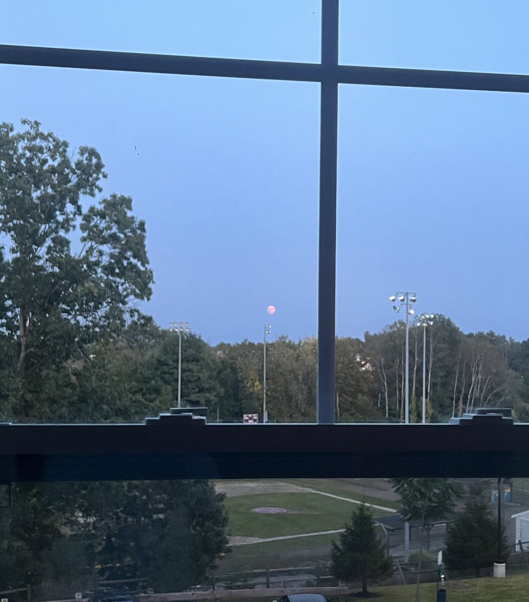 Switchenko21's tweet photo. The moon is pink 🌕💕 https://t.co/lSbUFum5Ia