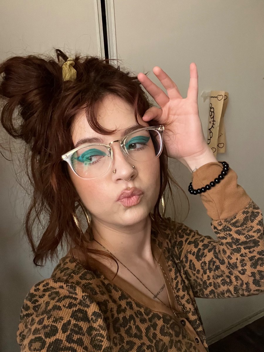 Syvanndra's tweet image. Went w my mom to a doctors appt and the vascular doctor asked when her (blank issue) started, she said when she was pregnant with me. He asks me, “are you 20 yet?”
🤱 in my infancy era (I was not wearing hookie makeup to said appointment)