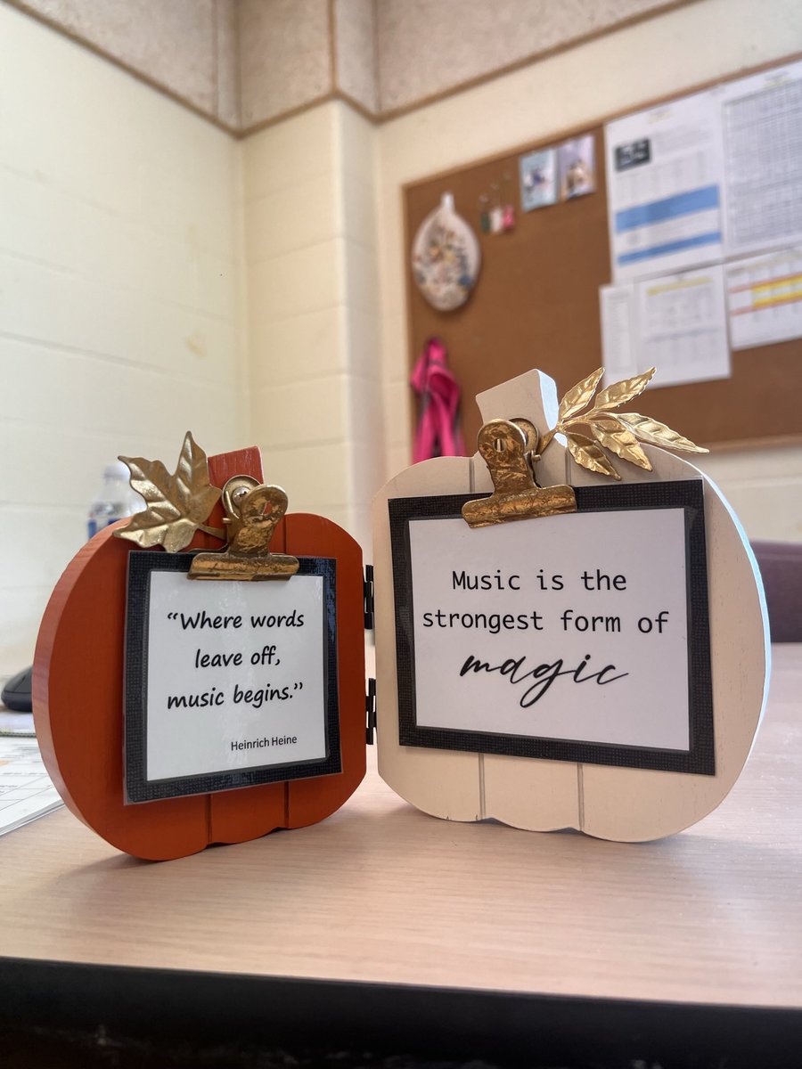 MsDargento's tweet photo. Officially that time of year! #HappyFall 🎃🍂 https://t.co/jWZlR0xitG